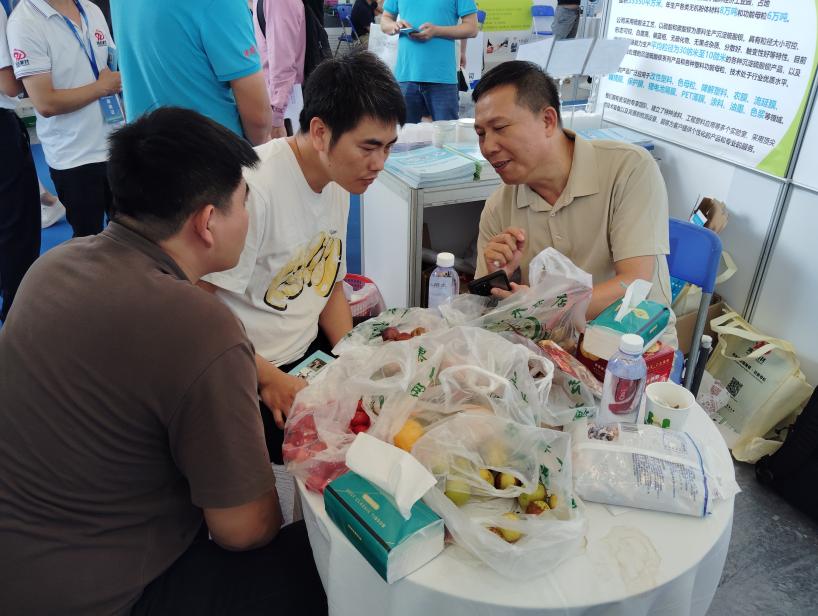 云浮鴻志公司董事長方裕賢先生親臨現(xiàn)場，給客人介紹產品的優(yōu)勢與應用